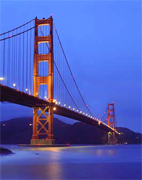 Il ponte Golden Gate Bridge, San Francisco (California), aperto al transito Maggio 28, 1937 inaugurato dal Presidente Franklin D. Roosevelt. Il Golden Gate lungo 4,200 piedi. Le due torri sono alte 746 piedi. Ha 5 linee per il transito.. Uno dei monumenti piu importanti della California esempio della capacita d' ingenieria dei Californiani...